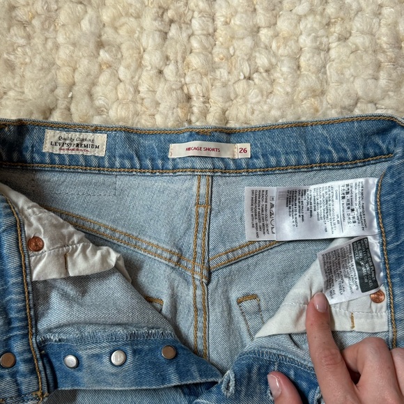 Levi’s Ribcage Shorts - Picture 4 of 4